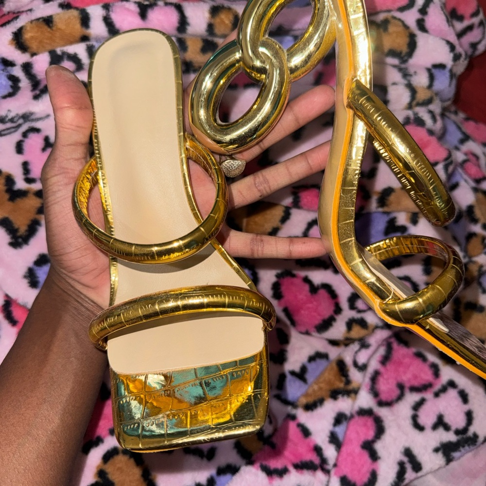 Women’s sexy gold heels for any occasion 💖